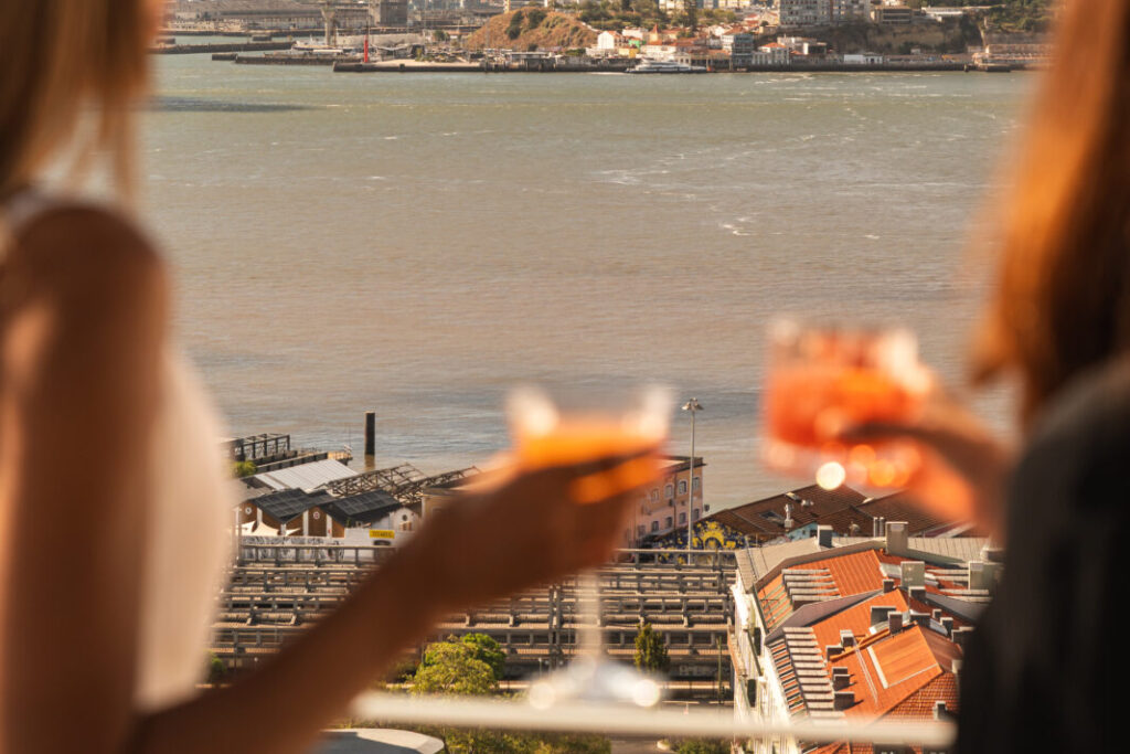 ROOFTOP RIVER VIEW DRINK_Palacio Verride